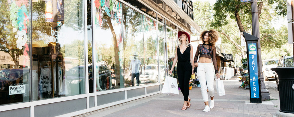 Dames aan het winkelen in Old Strathcona en Whyte Avenue | © Explore Edmonton