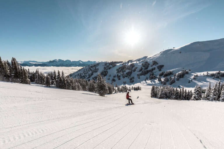Op de foto zie je een brede piste van skigebied Marmot Basin in Jasper National Park vlakbij Edmonton in Canada.