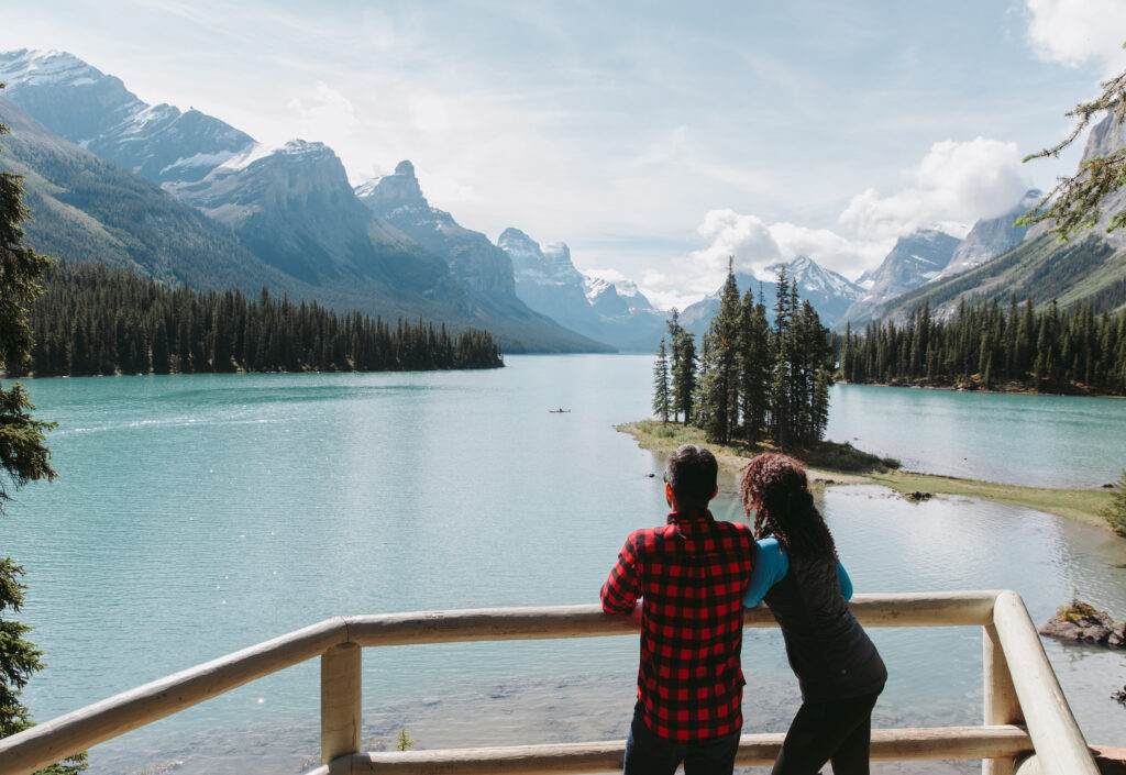 Foto van koppel bij Spirit Island in Jasper National Park